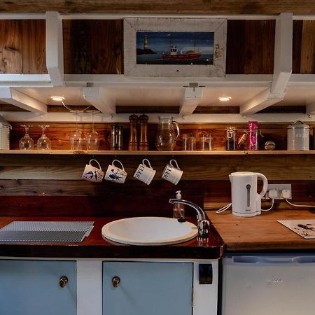 Swallowfield Glamping-Unsinkable Йеавил Экстерьер фото