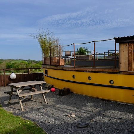 Swallowfield Glamping-Unsinkable Йеавил Экстерьер фото