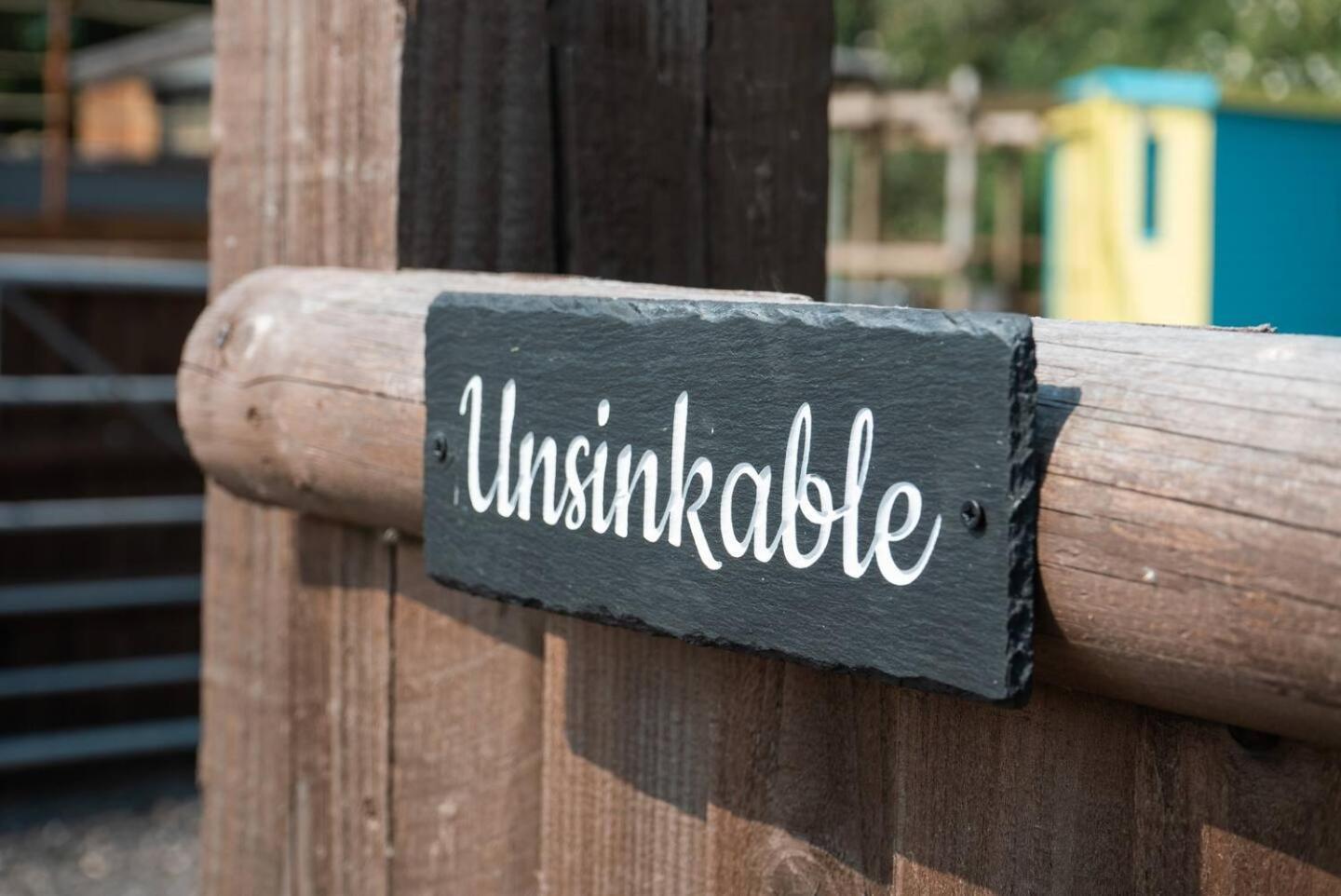 Swallowfield Glamping-Unsinkable Йеавил Экстерьер фото
