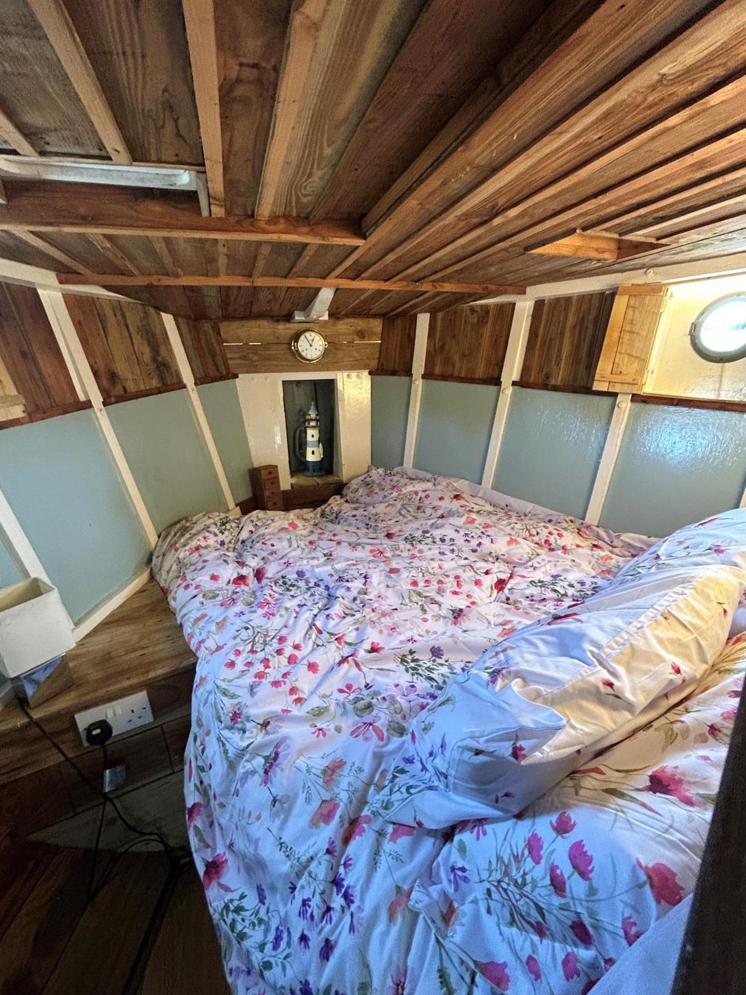 Swallowfield Glamping-Unsinkable Йеавил Экстерьер фото